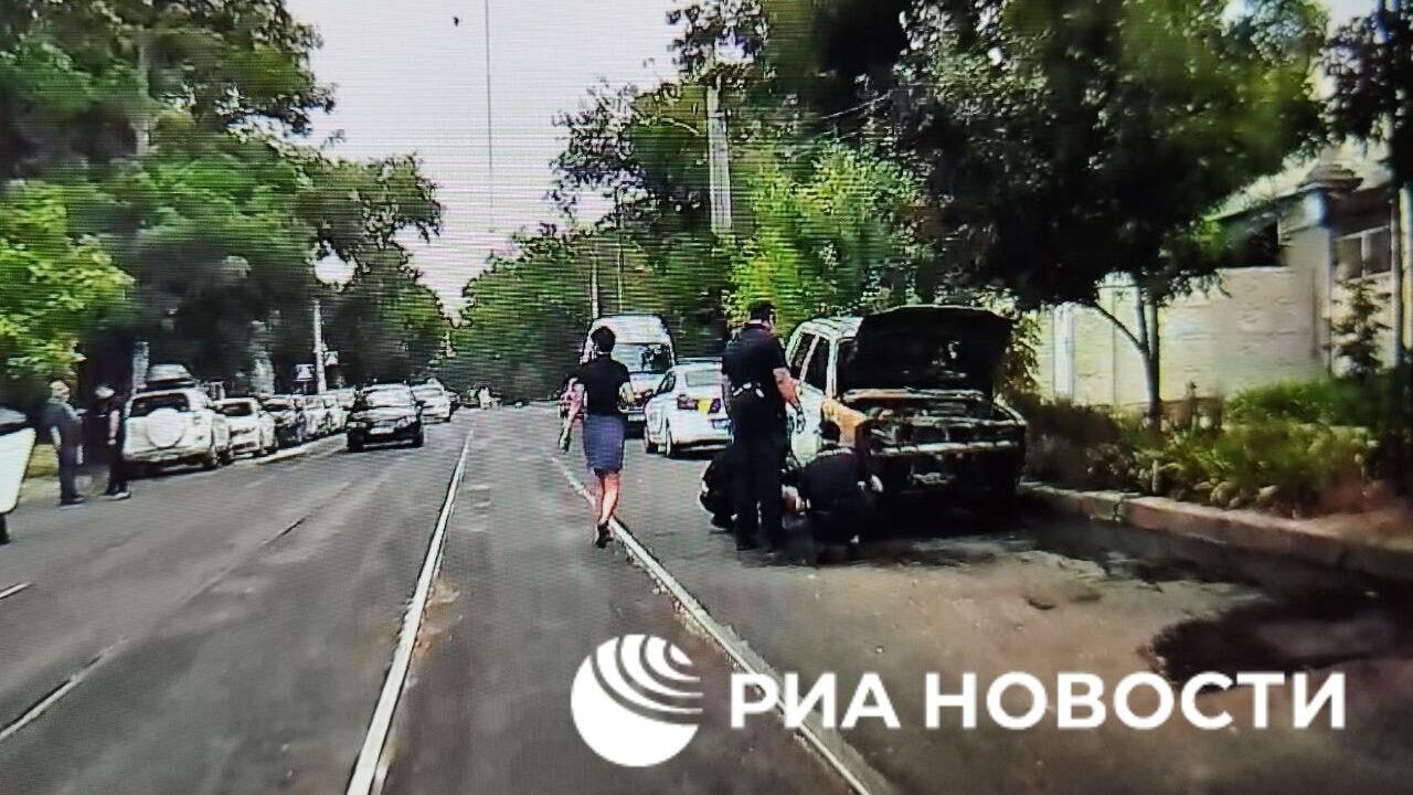 Сгоревший автомобиль украинских военных в Николаеве Сгоревший автомобиль украинских военных в Николаеве - РИА Новости, 1920, 26.07.2024