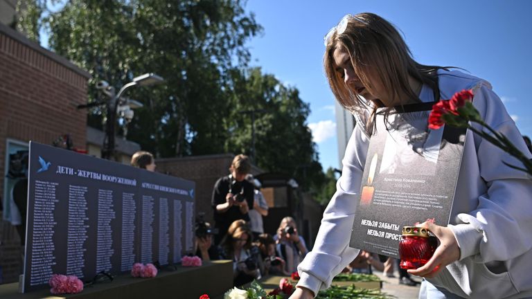 Возложение цветов к мемориалу в память о погибших из-за обстрелов вооруженными силами Украины детях Донбасса у посольства США в Москве Возложение цветов к мемориалу в память о погибших из-за обстрелов вооруженными силами Украины детях Донбасса у посольства США в Москве
