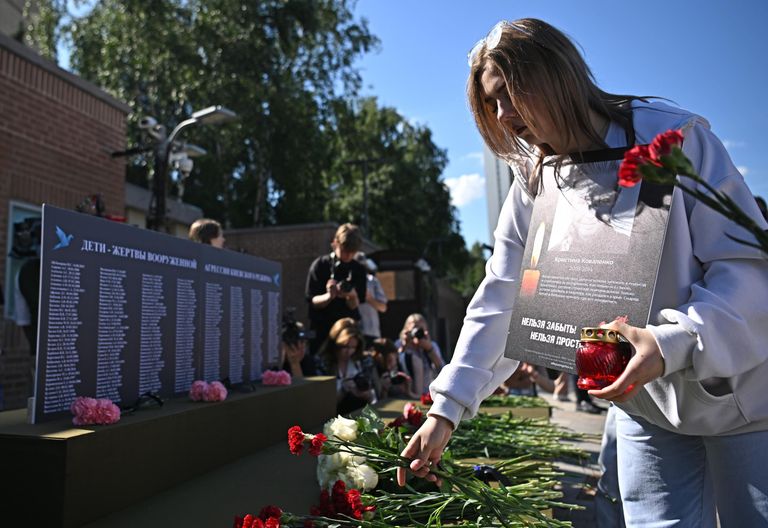 Возложение цветов к мемориалу в память о погибших из-за обстрелов вооруженными силами Украины детях Донбасса у посольства США в Москве Возложение цветов к мемориалу в память о погибших из-за обстрелов вооруженными силами Украины детях Донбасса у посольства США в Москве