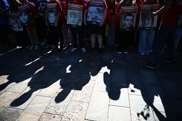 Участники акции в память о погибших детях Донбасса с портретами детей, погибших из-за обстрелов Донбасса вооруженными силами Украины, у посольства США в Москве Участники акции в память о погибших детях Донбасса с портретами детей, погибших из-за обстрелов Донбасса вооруженными силами Украины, у посольства США в Москве