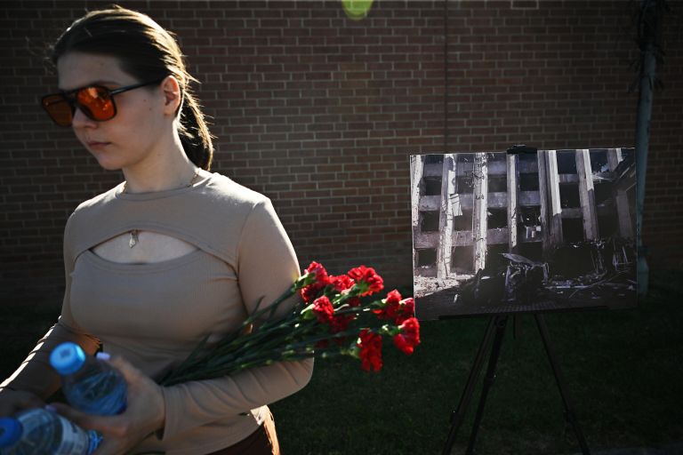Участница акции в память о погибших из-за обстрелов вооруженными силами Украины детях Донбасса у посольства США в Москве Участница акции в память о погибших из-за обстрелов вооруженными силами Украины детях Донбасса у посольства США в Москве
