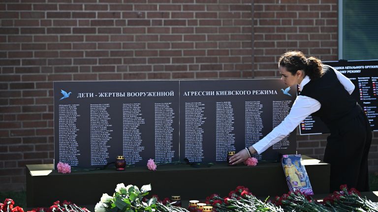 Мемориал в память о погибших из-за обстрелов вооруженными силами Украины детях Донбасса у посольства США в Москве Мемориал в память о погибших из-за обстрелов вооруженными силами Украины детях Донбасса у посольства США в Москве