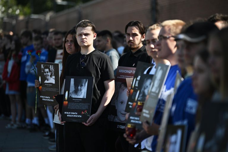 Участники акции в память о погибших детях Донбасса с портретами детей, погибших из-за обстрелов Донбасса вооруженными силами Украины, у посольства США в Москве Участники акции в память о погибших детях Донбасса с портретами детей, погибших из-за обстрелов Донбасса вооруженными силами Украины, у посольства США в Москве