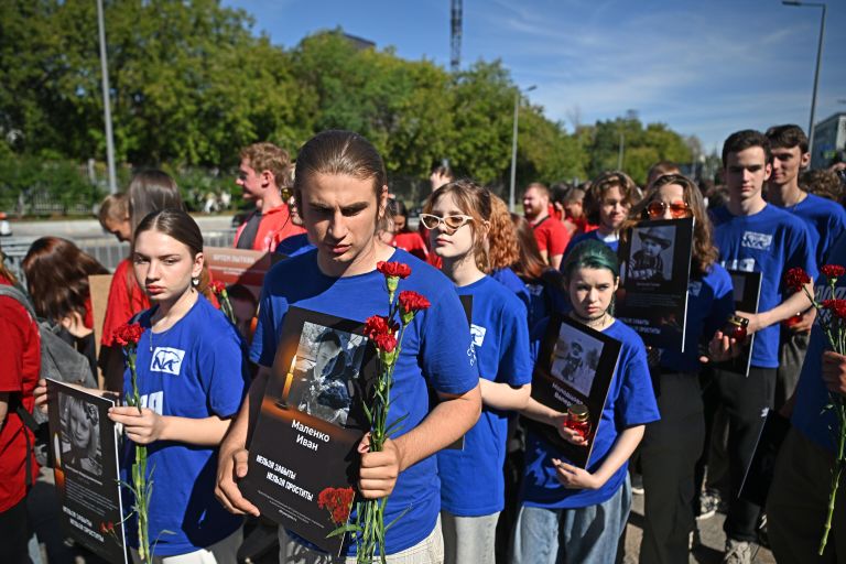Участники акции в память о погибших из-за обстрелов вооруженными силами Украины детях Донбасса у посольства США в Москве Участники акции в память о погибших из-за обстрелов вооруженными силами Украины детях Донбасса у посольства США в Москве