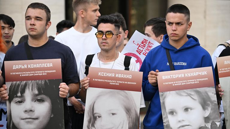 Участники акции в память о погибших детях Донбасса с портретами детей, погибших из-за обстрелов Донбасса вооруженными силами Украины, у посольства Великобритании в Москве Участники акции в память о погибших детях Донбасса с портретами детей, погибших из-за обстрелов Донбасса вооруженными силами Украины, у посольства Великобритании в Москве