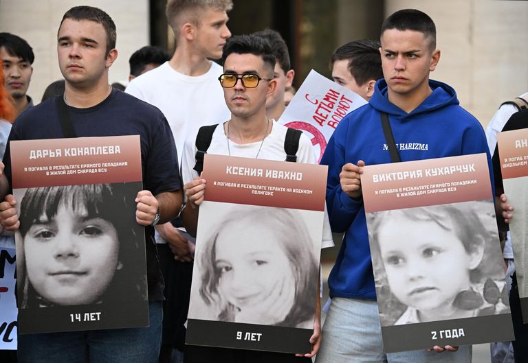 Участники акции в память о погибших детях Донбасса с портретами детей, погибших из-за обстрелов Донбасса вооруженными силами Украины, у посольства Великобритании в Москве Участники акции в память о погибших детях Донбасса с портретами детей, погибших из-за обстрелов Донбасса вооруженными силами Украины, у посольства Великобритании в Москве