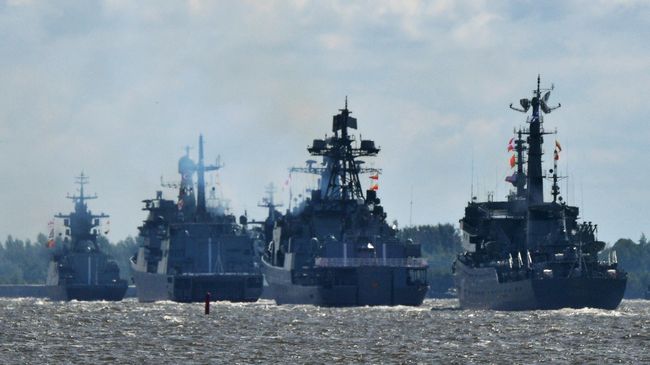Корабли на репетиции парада ко Дню Военно-Морского флота в акватории Финского залива в Кронштадте 