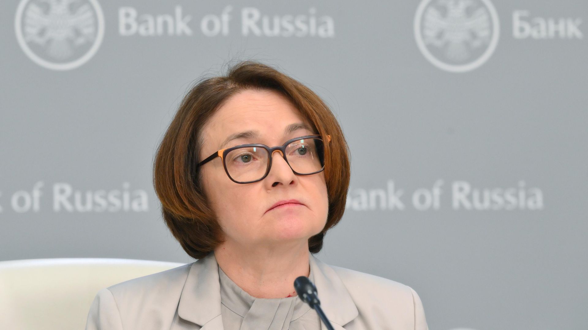 Председатель Банка России Эльвира Набиуллина на пресс-конференции по итогам заседания совета директоров по денежно-кредитной политике в Москве Председатель Банка России Эльвира Набиуллина на пресс-конференции по итогам заседания совета директоров по денежно-кредитной политике в Москве - РИА Новости, 1920, 26.09.2024
