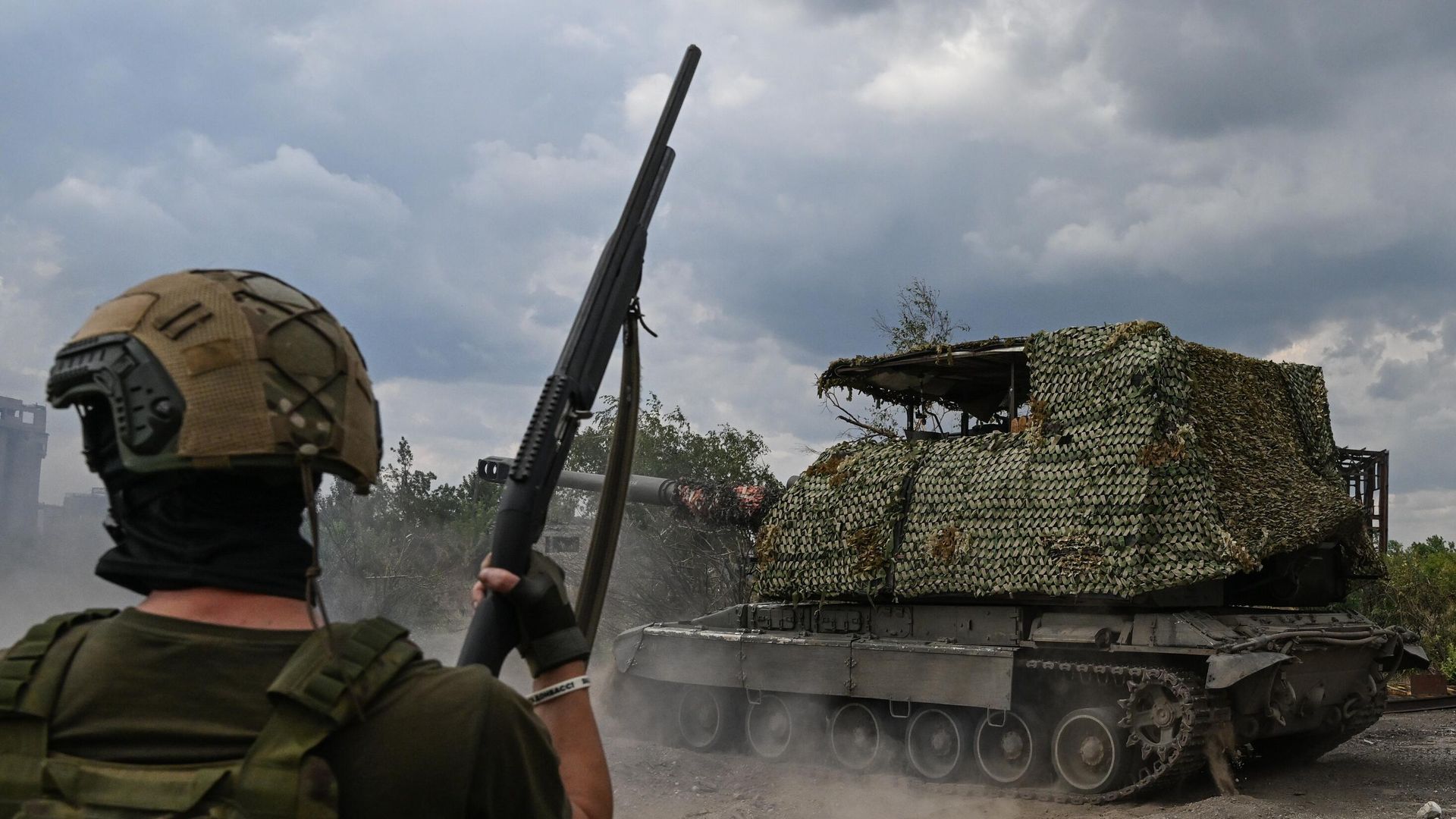 Военнослужащий следит за возможным появлением FPV-дронов во время боевой работы самоходной артиллерийской установки Мста-С в зоне СВО Военнослужащий следит за возможным появлением FPV-дронов во время боевой работы самоходной артиллерийской установки Мста-С в зоне СВО - РИА Новости, 1920, 28.07.2024
