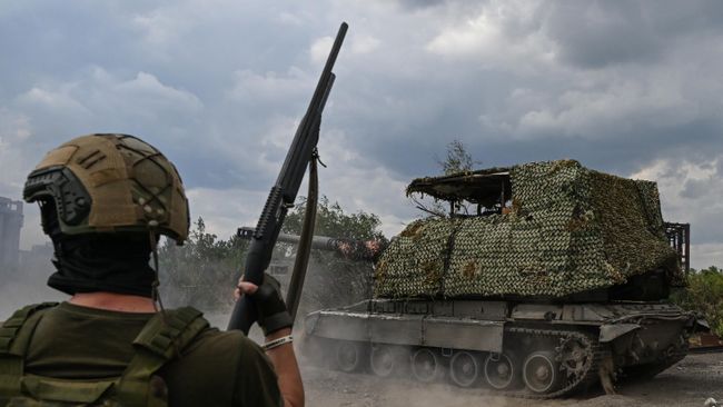 Военнослужащий следит за возможным появлением FPV-дронов во время боевой работы самоходной артиллерийской установки Мста-С в зоне СВО