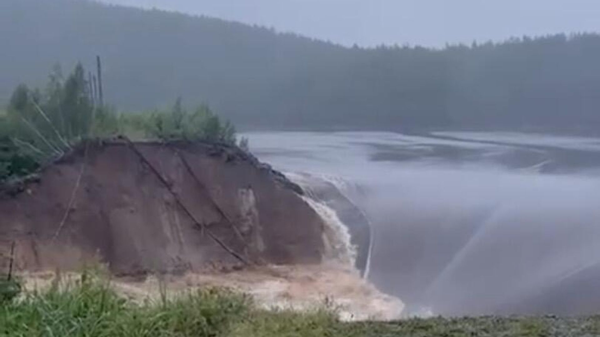 На Киалимском водохранилище в Челябинской области после ливней прорвало дамбу. Кадр видео очевидца На Киалимском водохранилище в Челябинской области после ливней прорвало дамбу. Кадр видео очевидца - РИА Новости, 1920, 26.07.2024