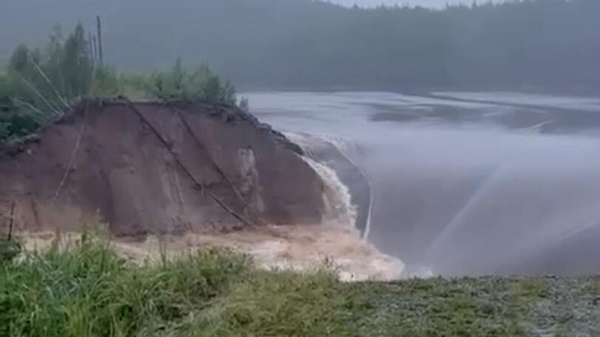 На Киалимском водохранилище в Челябинской области после ливней прорвало дамбу. Кадр видео очевидца На Киалимском водохранилище в Челябинской области после ливней прорвало дамбу. Кадр видео очевидца - РИА Новости, 1920, 26.07.2024