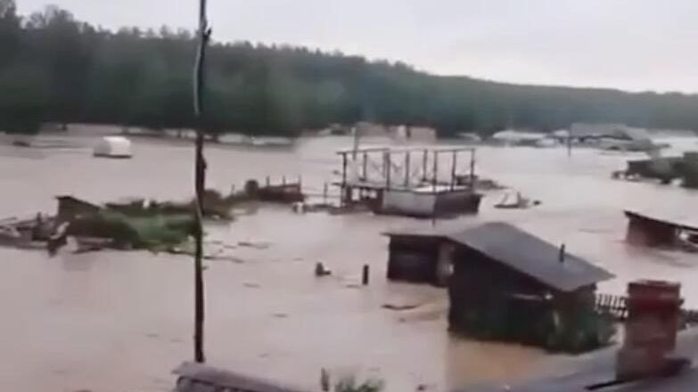 На Киалимском водохранилище в Челябинской области после ливней прорвало дамбу. Кадр видео очевидца На Киалимском водохранилище в Челябинской области после ливней прорвало дамбу. Кадр видео очевидца - РИА Новости, 1920, 26.07.2024