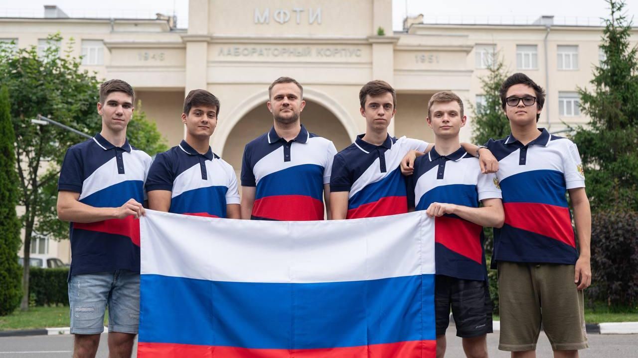 Российские школьники, завоевавшие четыре золотые медали и одну серебряную на Международной олимпиаде по физике в Иране Российские школьники, завоевавшие четыре золотые медали и одну серебряную на Международной олимпиаде по физике в Иране - РИА Новости, 1920, 27.07.2024