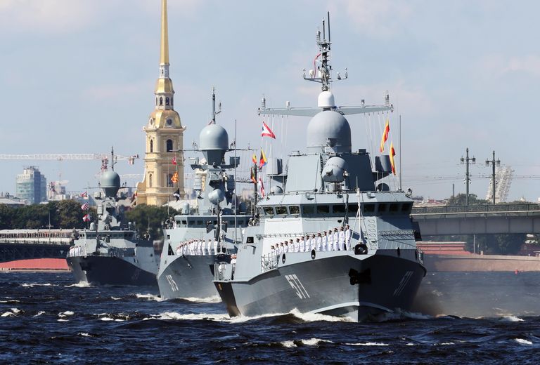 Малый ракетный корабль Советск проекта 22800 Каракурт, малый ракетный корабль 3-го ранга Град проекта 21631 Буян-М на Главном военно-морском параде в Санкт-Петербурге по случаю Дня Военно-морского флота РФ Малый ракетный корабль Советск проекта 22800 Каракурт, малый ракетный корабль 3-го ранга Град проекта 21631 Буян-М на Главном военно-морском параде в Санкт-Петербурге по случаю Дня Военно-морского флота РФ