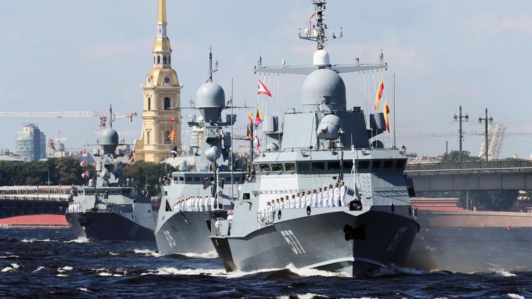 Малый ракетный корабль Советск проекта 22800 Каракурт, малый ракетный корабль 3-го ранга Град проекта 21631 Буян-М на Главном военно-морском параде в Санкт-Петербурге по случаю Дня Военно-морского флота РФ Малый ракетный корабль Советск проекта 22800 Каракурт, малый ракетный корабль 3-го ранга Град проекта 21631 Буян-М на Главном военно-морском параде в Санкт-Петербурге по случаю Дня Военно-морского флота РФ