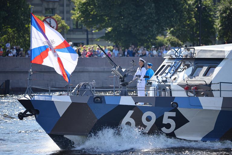 Катер специального назначения П-474 проекта 21980 Грачонок на Главном военно-морском параде в Санкт-Петербурге по случаю Дня Военно-морского флота РФ Катер специального назначения П-474 проекта 21980 Грачонок на Главном военно-морском параде в Санкт-Петербурге по случаю Дня Военно-морского флота РФ