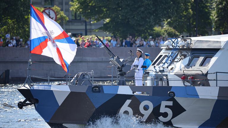 Катер специального назначения П-474 проекта 21980 Грачонок на Главном военно-морском параде в Санкт-Петербурге по случаю Дня Военно-морского флота РФ Катер специального назначения П-474 проекта 21980 Грачонок на Главном военно-морском параде в Санкт-Петербурге по случаю Дня Военно-морского флота РФ