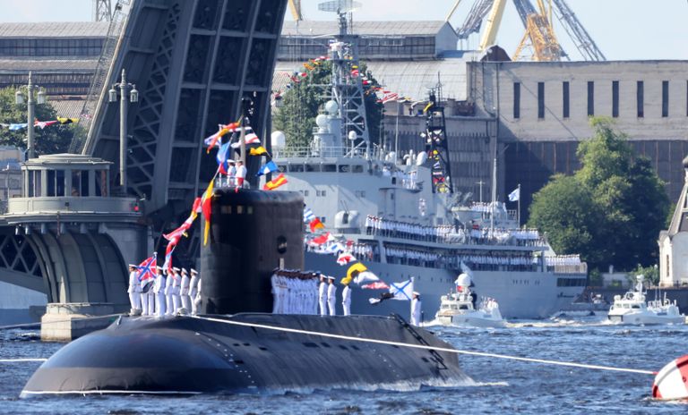 Экипаж подводной лодки ВМФ РФ на Главном военно-морском параде в Санкт-Петербурге по случаю Дня Военно-морского флота РФ Экипаж подводной лодки ВМФ РФ на Главном военно-морском параде в Санкт-Петербурге по случаю Дня Военно-морского флота РФ