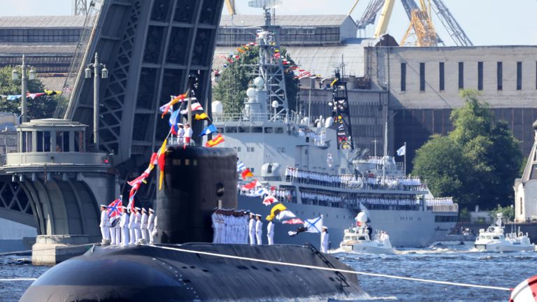 Экипаж подводной лодки ВМФ РФ на Главном военно-морском параде в Санкт-Петербурге по случаю Дня Военно-морского флота РФ Экипаж подводной лодки ВМФ РФ на Главном военно-морском параде в Санкт-Петербурге по случаю Дня Военно-морского флота РФ