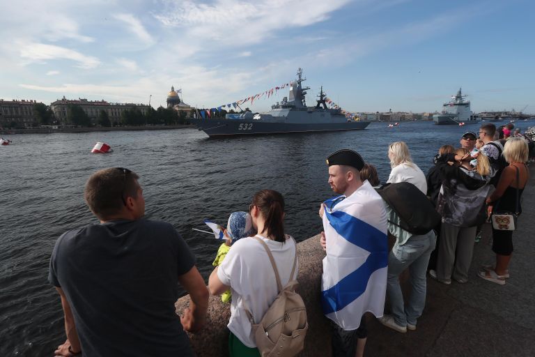 Корвет Бойкий проекта 20380 на Главном военно-морском параде в Санкт-Петербурге по случаю Дня Военно-морского флота РФ Корвет Бойкий проекта 20380 на Главном военно-морском параде в Санкт-Петербурге по случаю Дня Военно-морского флота РФ