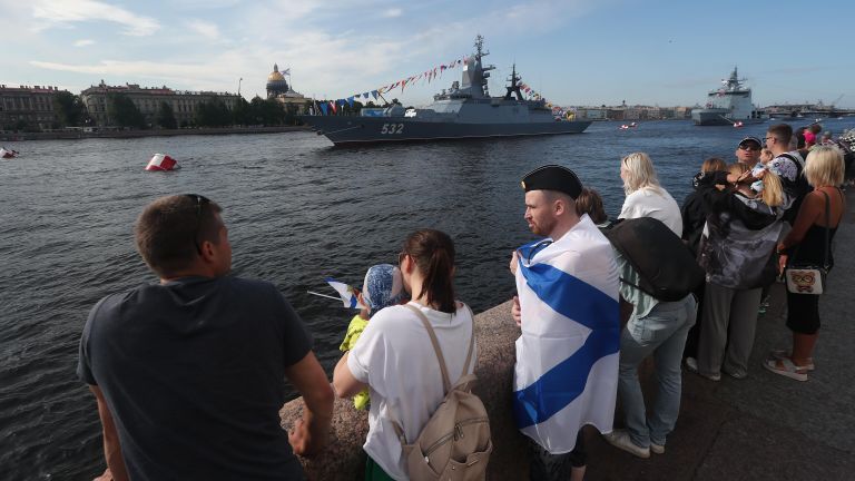 Корвет Бойкий проекта 20380 на Главном военно-морском параде в Санкт-Петербурге по случаю Дня Военно-морского флота РФ Корвет Бойкий проекта 20380 на Главном военно-морском параде в Санкт-Петербурге по случаю Дня Военно-морского флота РФ
