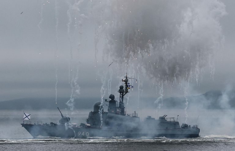 Ракетный катер Р-11 проекта 12411 на военно-морском параде во Владивостоке по случаю Дня Военно-морского флота РФ Ракетный катер Р-11 проекта 12411 на военно-морском параде во Владивостоке по случаю Дня Военно-морского флота РФ