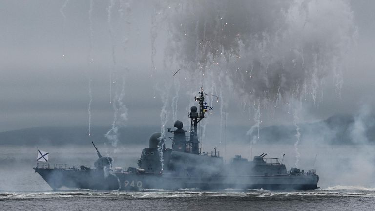 Ракетный катер Р-11 проекта 12411 на военно-морском параде во Владивостоке по случаю Дня Военно-морского флота РФ Ракетный катер Р-11 проекта 12411 на военно-морском параде во Владивостоке по случаю Дня Военно-морского флота РФ