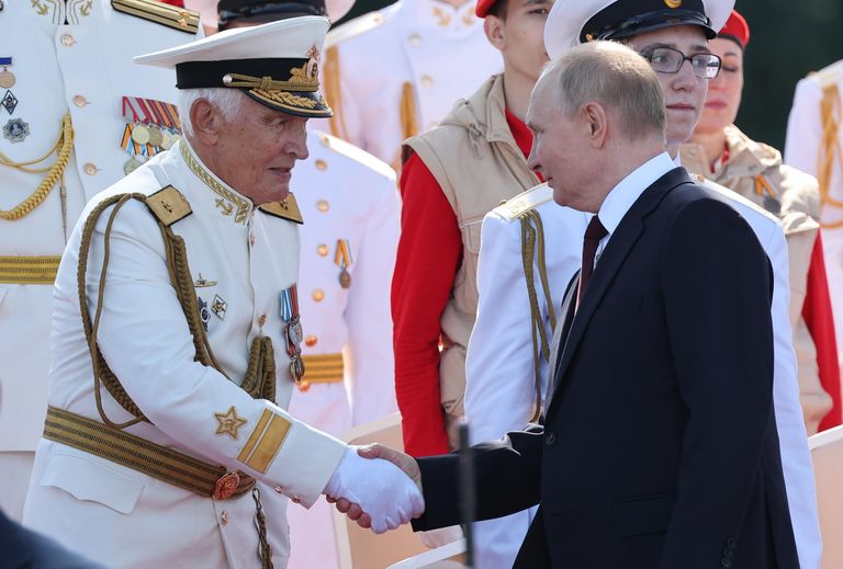 Президент РФ, верховный главнокомандующий Владимир Путин на Главном военно-морском параде по случаю Дня Военно-морского флота РФ Президент РФ, верховный главнокомандующий Владимир Путин на Главном военно-морском параде по случаю Дня Военно-морского флота РФ