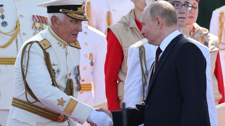 Президент РФ, верховный главнокомандующий Владимир Путин на Главном военно-морском параде по случаю Дня Военно-морского флота РФ Президент РФ, верховный главнокомандующий Владимир Путин на Главном военно-морском параде по случаю Дня Военно-морского флота РФ