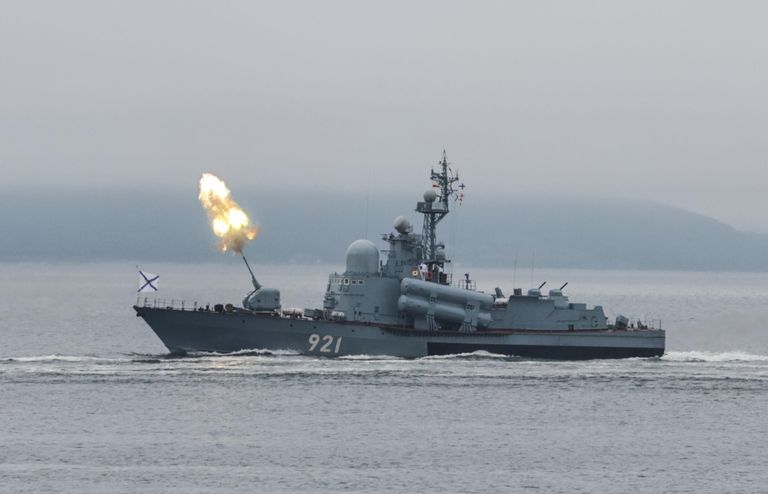 Ракетный катер Р-20 проекта 12411 на военно-морском параде во Владивостоке по случаю Дня Военно-морского флота РФ Ракетный катер Р-20 проекта 12411 на военно-морском параде во Владивостоке по случаю Дня Военно-морского флота РФ