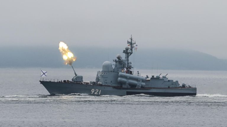 Ракетный катер Р-20 проекта 12411 на военно-морском параде во Владивостоке по случаю Дня Военно-морского флота РФ Ракетный катер Р-20 проекта 12411 на военно-морском параде во Владивостоке по случаю Дня Военно-морского флота РФ