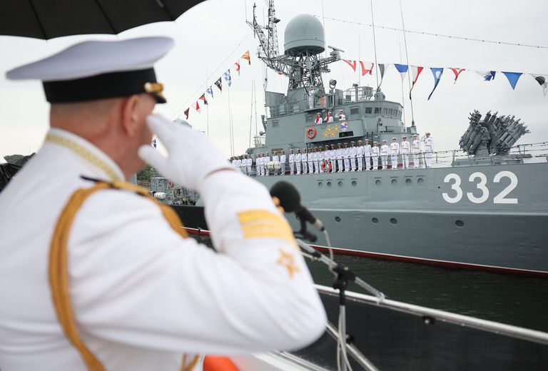 Экипаж малого противолодочного корабля МПК-229 Калмыкия принимает участие в параде, посвященном празднованию Дня Военно-морского флота РФ Экипаж малого противолодочного корабля МПК-229 Калмыкия принимает участие в параде, посвященном празднованию Дня Военно-морского флота РФ