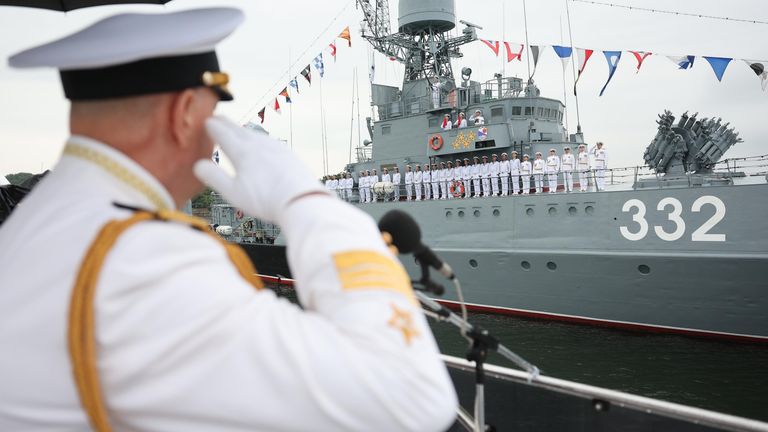 Экипаж малого противолодочного корабля МПК-229 Калмыкия принимает участие в параде, посвященном празднованию Дня Военно-морского флота РФ Экипаж малого противолодочного корабля МПК-229 Калмыкия принимает участие в параде, посвященном празднованию Дня Военно-морского флота РФ