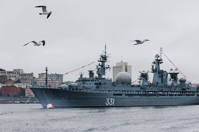 Корабль измерительного комплекса Маршал Крылов проекта 1914.1 на военно-морском параде во Владивостоке по случаю Дня Военно-морского флота РФ Корабль измерительного комплекса Маршал Крылов проекта 1914.1 на военно-морском параде во Владивостоке по случаю Дня Военно-морского флота РФ