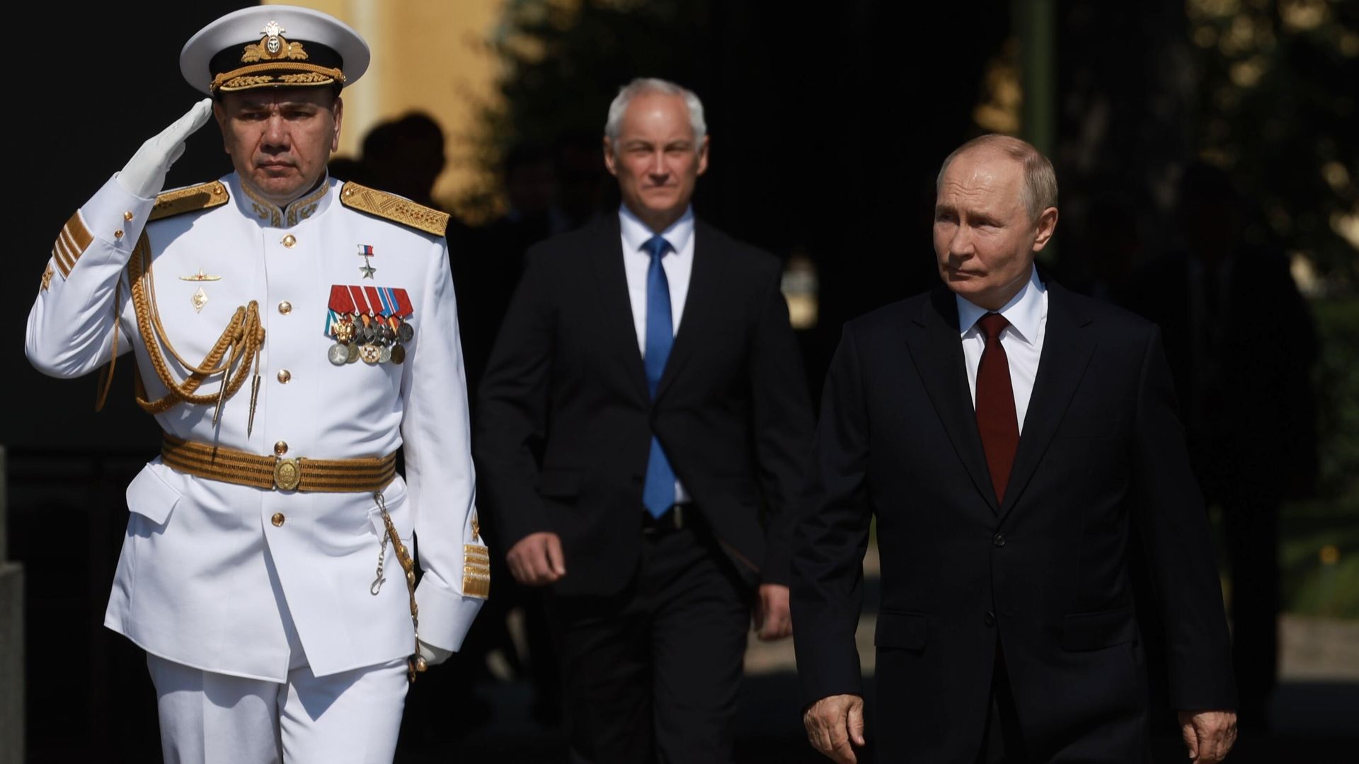 Президент РФ, верховный главнокомандующий Владимир Путин, министр обороны РФ Андрей Белоусов и главнокомандующий Военно-морским флотом России Александр Моисеев на Главном военно-морском параде по случаю Дня Военно-морского флота РФ. 28 июля 2024 Президент РФ, верховный главнокомандующий Владимир Путин, министр обороны РФ Андрей Белоусов и главнокомандующий Военно-морским флотом России Александр Моисеев на Главном военно-морском параде по случаю Дня Военно-морского флота РФ. 28 июля 2024 - РИА Новости, 1920, 28.07.2024