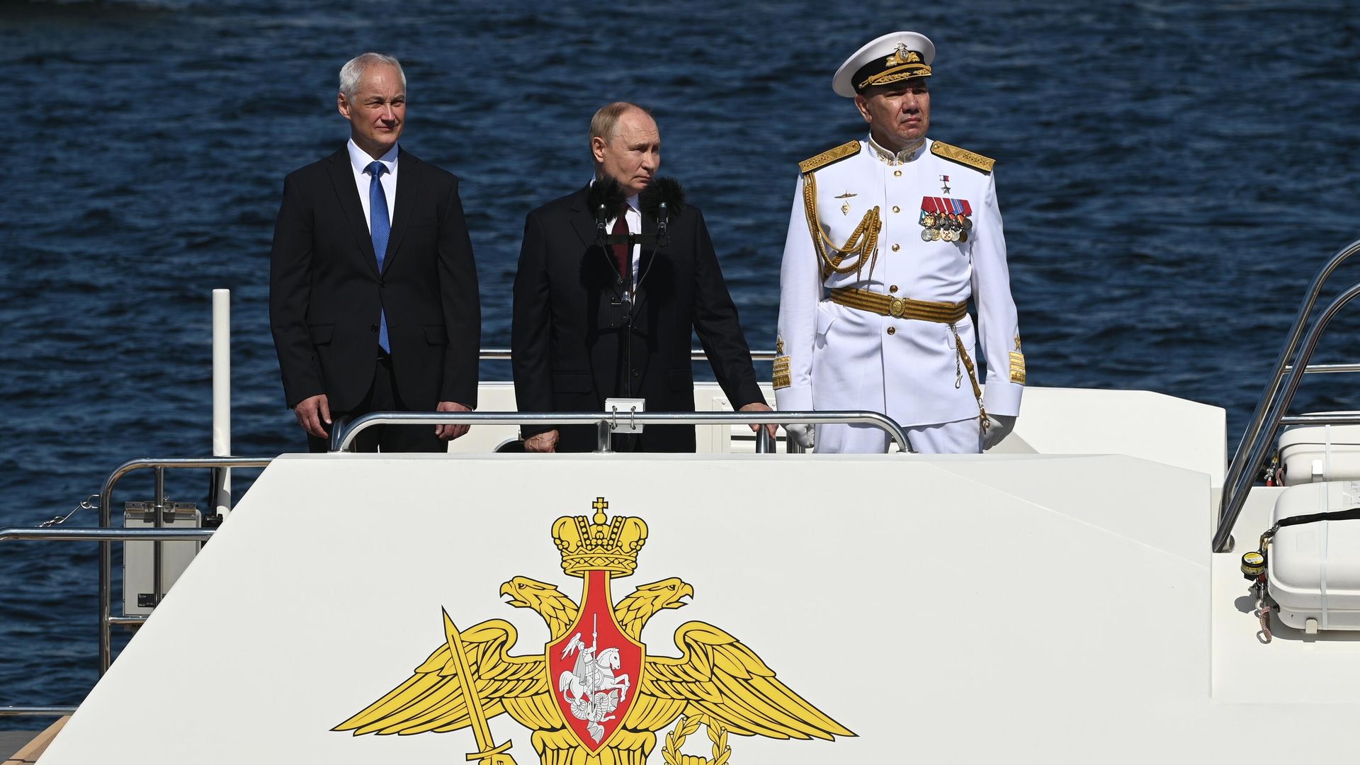 Президент РФ, верховный главнокомандующий Владимир Путин, министр обороны РФ Андрей Белоусов и главнокомандующий Военно-морским флотом России Александр Моисеев на Главном военно-морском параде по случаю Дня Военно-морского флота РФ Президент РФ, верховный главнокомандующий Владимир Путин, министр обороны РФ Андрей Белоусов и главнокомандующий Военно-морским флотом России Александр Моисеев на Главном военно-морском параде по случаю Дня Военно-морского флота РФ - РИА Новости, 1920, 29.07.2024