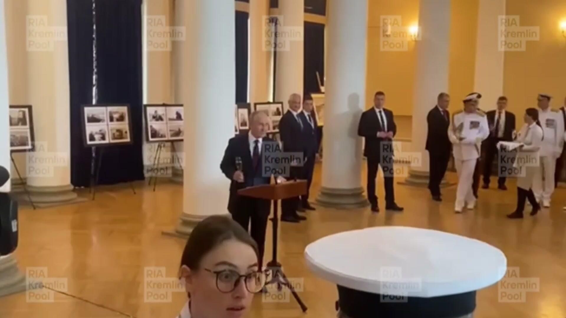 На счастье! – Путин успокоил иностранного гостя в Адмиралтействе На счастье! – Путин успокоил иностранного гостя в Адмиралтействе - РИА Новости, 1920, 28.07.2024