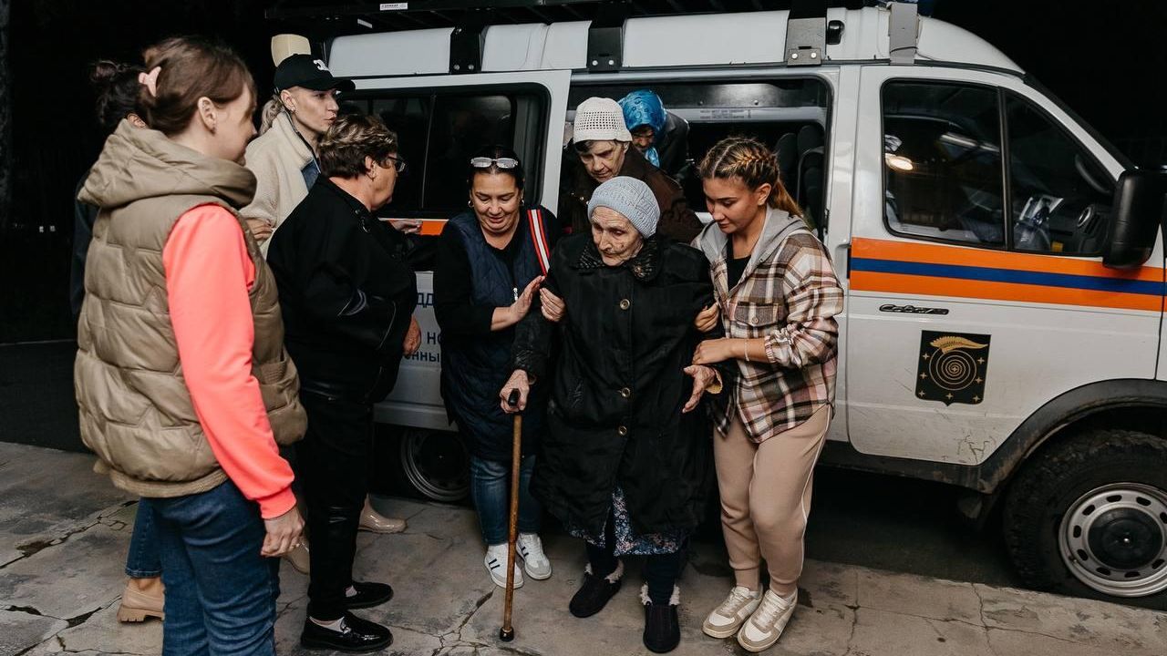 Эвакуация пенсионеров из пансионата Аврорины зори в Челябинской области из-за паводка - РИА Новости, 1920, 29.07.2024