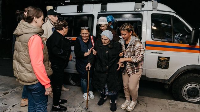 Эвакуация пенсионеров из пансионата Аврорины зори в Челябинской области из-за паводка Эвакуация пенсионеров из пансионата Аврорины зори в Челябинской области из-за паводка