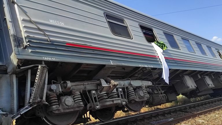 Вагоны пассажирского поезда Казань-Адлер, сошедшего с рельсов в Котельниковском районе Волгоградской области Вагоны пассажирского поезда Казань-Адлер, сошедшего с рельсов в Котельниковском районе Волгоградской области