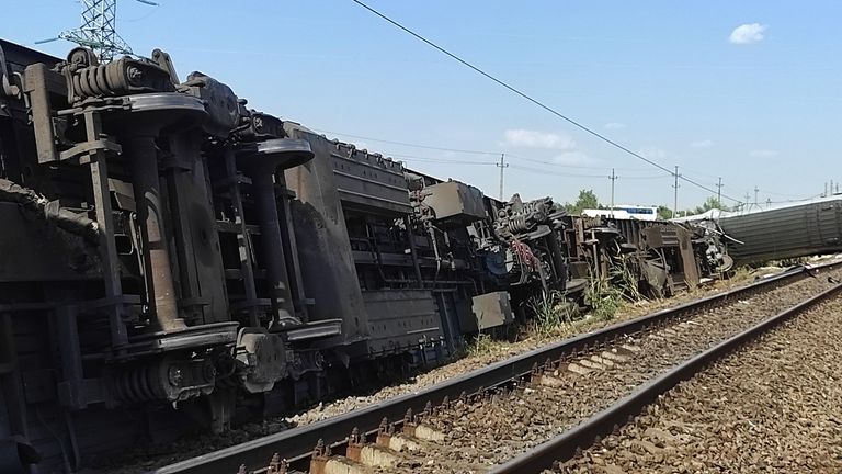 Вагоны пассажирского поезда Казань-Адлер, сошедшего с рельсов в Котельниковском районе Волгоградской области Вагоны пассажирского поезда Казань-Адлер, сошедшего с рельсов в Котельниковском районе Волгоградской области