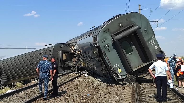 Вагоны пассажирского поезда Казань-Адлер, сошедшего с рельсов в Котельниковском районе Волгоградской области Вагоны пассажирского поезда Казань-Адлер, сошедшего с рельсов в Котельниковском районе Волгоградской области