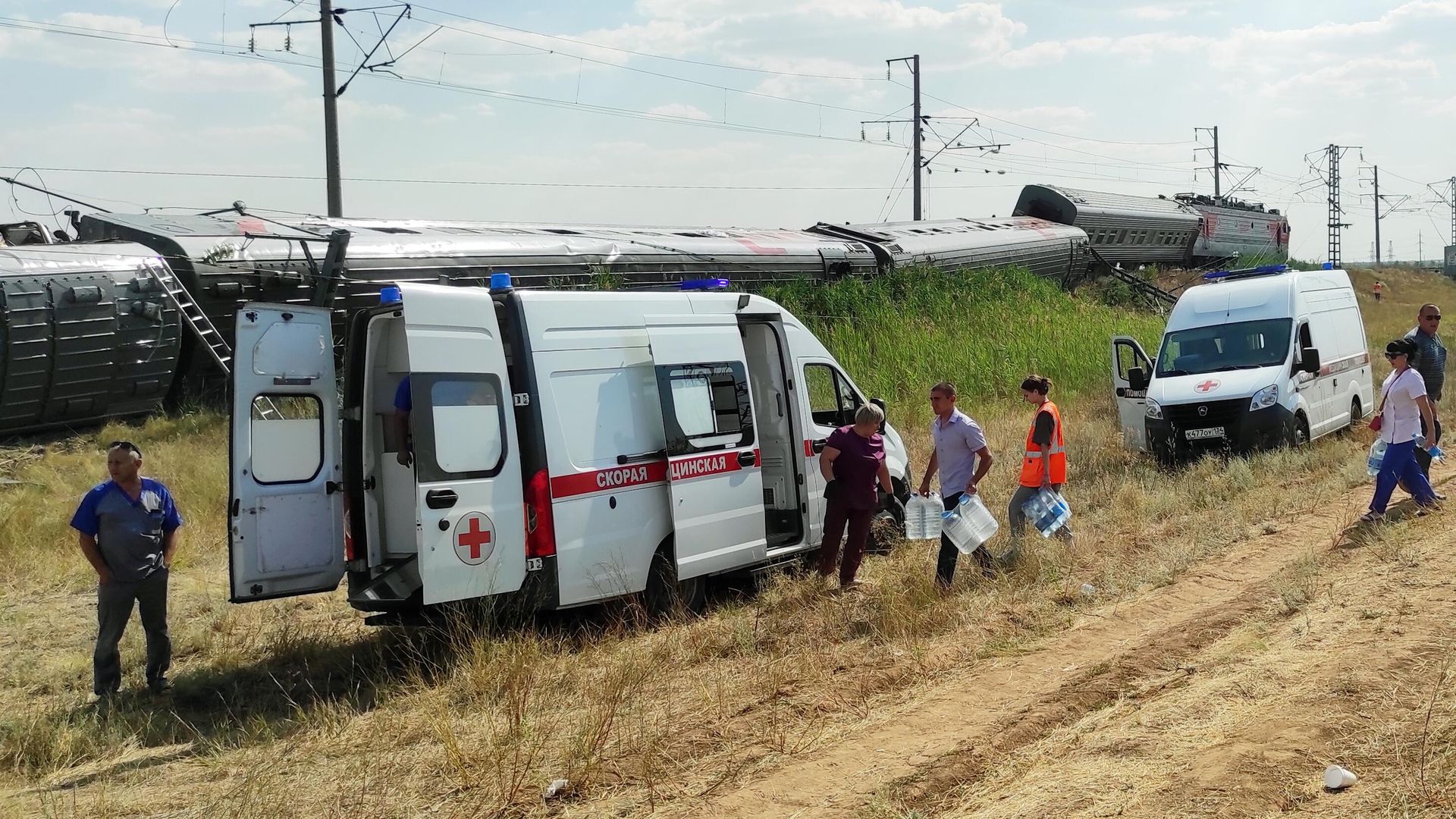 Раздача питьевой воды на месте схода с рельсов пассажирского состава Казань-Адлер в Котельниковском районе Волгоградской области Раздача питьевой воды на месте схода с рельсов пассажирского состава Казань-Адлер в Котельниковском районе Волгоградской области - РИА Новости, 1920, 29.07.2024
