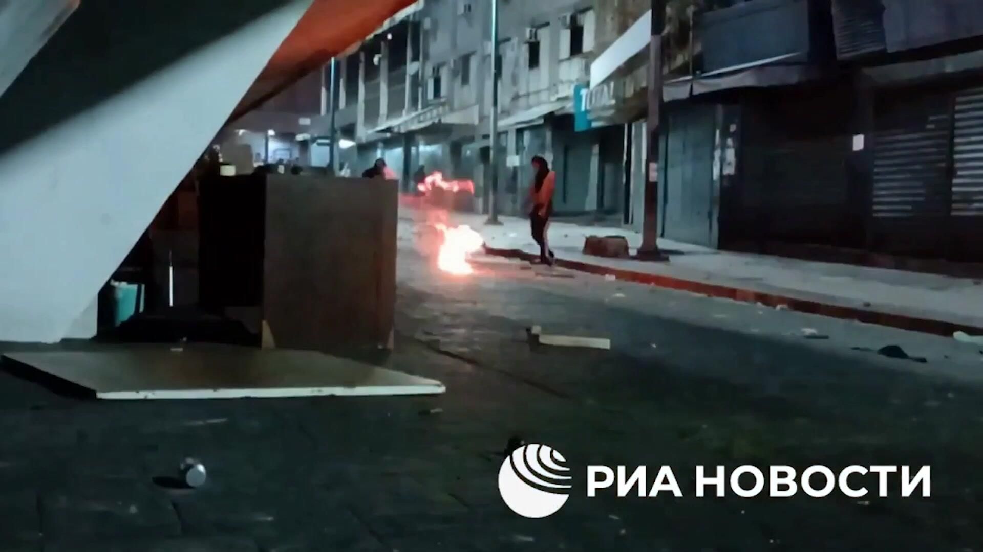 Жгли покрышки и бросали зажигательные смеси: протесты оппозиции в Каракасе Жгли покрышки и бросали зажигательные смеси: протесты оппозиции в Каракасе - РИА Новости, 1920, 30.07.2024