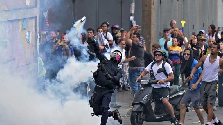 Акция протеста против результатов президентских выборов в Каракасе, Венесуэла Акция протеста против результатов президентских выборов в Каракасе, Венесуэла
