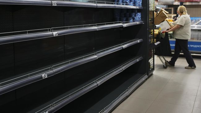 Пустые полки в магазине