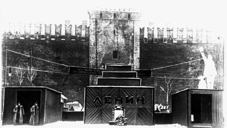 Первый временный деревянный Мавзолей был возведён ко дню похорон Владимира Ильича Ульянова (Ленина) (27 января 1924) по проекту академика А. В. Щусева Первый временный деревянный Мавзолей был возведён ко дню похорон Владимира Ильича Ульянова (Ленина) (27 января 1924) по проекту академика А. В. Щусева
