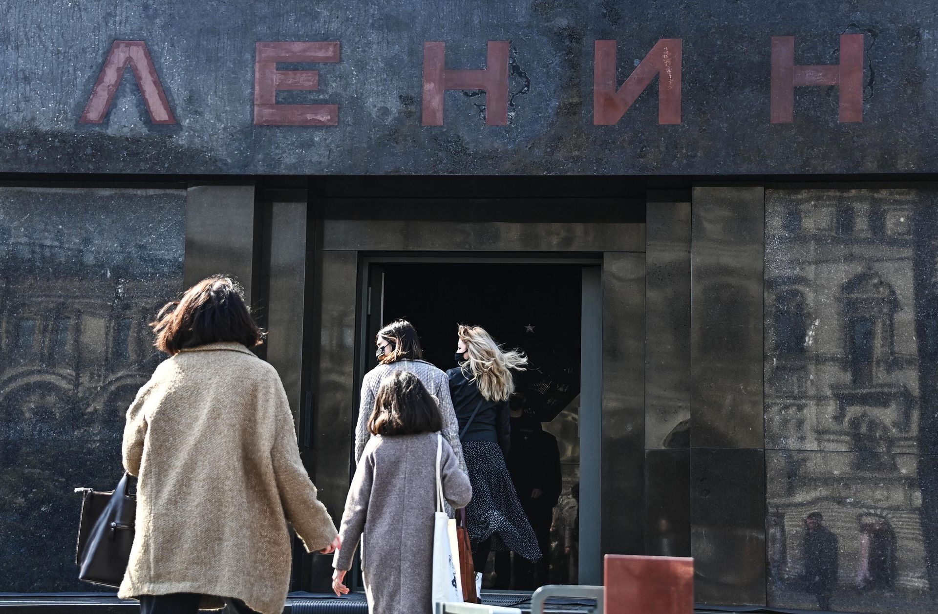Люди заходят в Мавзолей В.И. Ленина на Красной площади в Москве Люди заходят в Мавзолей В.И. Ленина на Красной площади в Москве - РИА Новости, 1920, 31.07.2024
