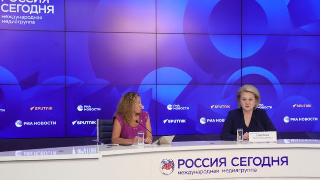 Председатель Комитета Совета Федерации по науке, образованию и культуре Лилия Гумерова (справа) на пресс-конференции в Международном мультимедийном пресс-центре Россия сегодня